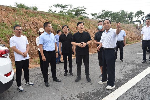 刘文祥实地调研国省干道和“四好农村路”建设工作 (2)_副本.jpg